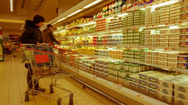Eskişehir - 15 Şubat 2017: süpermarkette alışveriş genç kadın