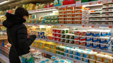 Eskişehir - 15 Şubat 2017: süpermarkette alışveriş genç kadın