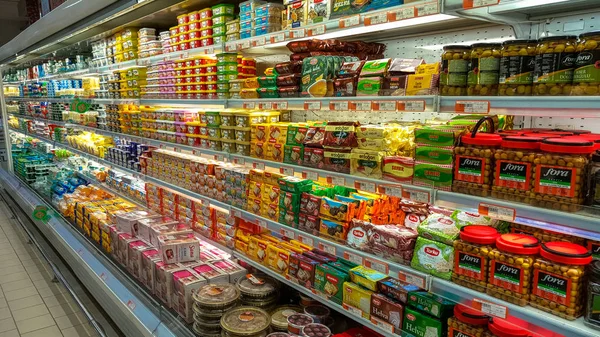 Eskisehir, Turquia - 15 de março de 2017: suprimentos de alimentos para venda nas prateleiras do mercado — Fotografia de Stock