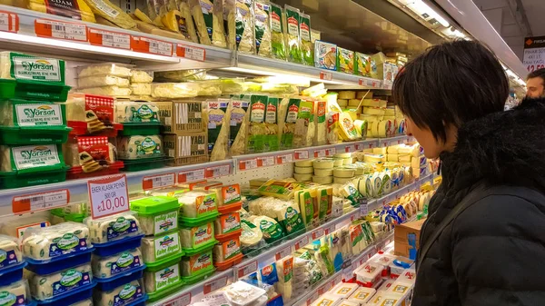 Eskisehir, Turquia - 15 de março de 2017: Jovem mulher fazendo compras no supermercado — Fotografia de Stock