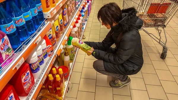 Eskisehir, Turquia - 15 de março de 2017: Jovem mulher fazendo compras no supermercado — Fotografia de Stock