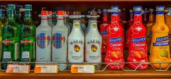 Eskisehir, Turquía - 15 de marzo de 2017: Estantes con varias botellas de alcohol —  Fotos de Stock