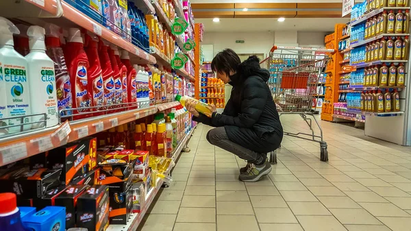 Eskisehir, Turquia - 15 de março de 2017: Jovem mulher fazendo compras no supermercado — Fotografia de Stock