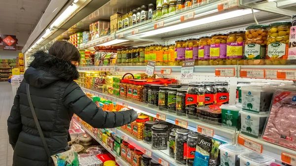 Eskisehir, Turquia - 15 de março de 2017: Jovem mulher fazendo compras no supermercado — Fotografia de Stock