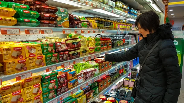 Eskisehir, Turquia - 15 de março de 2017: Jovem mulher fazendo compras no supermercado — Fotografia de Stock