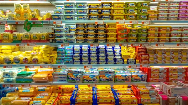Eskisehir, Turquía - 15 de marzo de 2017: Suministros de alimentos para la venta en los estantes del mercado —  Fotos de Stock