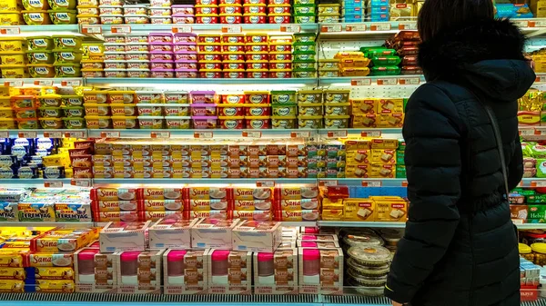Eskisehir, Turquia - 15 de março de 2017: Jovem mulher fazendo compras no supermercado — Fotografia de Stock