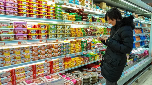 Eskisehir, Turquía - 15 de marzo de 2017: Mujer joven comprando en el supermercado — Foto de Stock