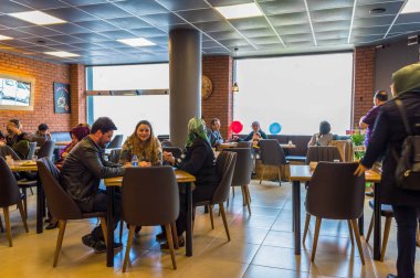 Eskişehir - 15 Nisan 2017: bir kafe dükkanında oturan insanlar