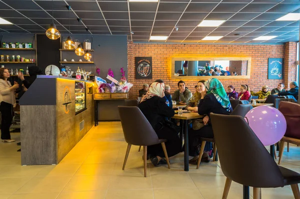 Eskisehir, Turquia - 15 de abril de 2017: Pessoas sentadas em uma cafeteria — Fotografia de Stock