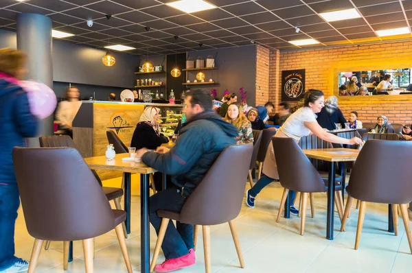 Eskisehir, Turquia - 15 de abril de 2017: Pessoas sentadas em uma cafeteria — Fotografia de Stock