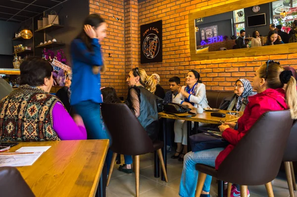 Эскишехир, Турция - 15 апреля 2017 года: Люди сидят в кафе — стоковое фото