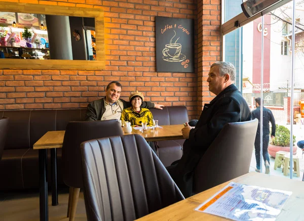 Eskisehir, Törökország - 2017. április 15.: Ember ül egy kávézó üzlet — Stock Fotó