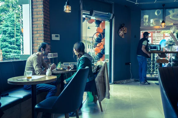 Eskisehir, Turquía - 15 de abril de 2017: Pareja sentada en una mesa de café —  Fotos de Stock