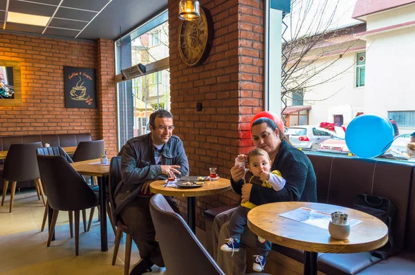 Eskisehir, Törökország - 2017. április 15.: Ül egy kávézó üzlet család — Stock Fotó