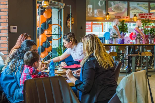 스키 세 히 르, 터키-4 월 15 일, 2017: 가족 카페가 게에 앉아 — 스톡 사진