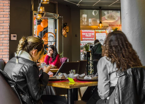 Eskisehir, Turquia - 15 de abril de 2017: Amigos sentados em uma cafeteria — Fotografia de Stock