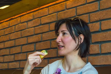 Bazı pasta yeme kısa saçlı Genç esmer kadın