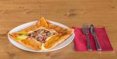 Beyaz tabakta lezzetli krep mantar ile