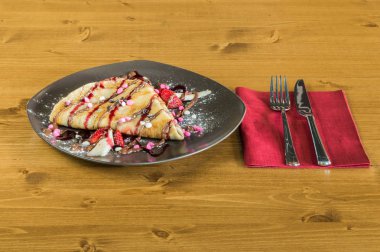 Çikolatalı Krema, çikolata, muz ve çilek ile krep