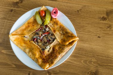 Mantarlı beyaz tabakta lezzetli krepten elbiseler Üstten Görünüm