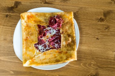 Beyaz tabakta kurutulmuş et pastırma ile lezzetli krepten elbiseler Üstten Görünüm