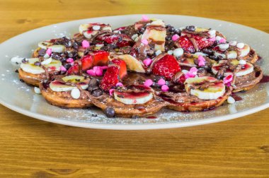 Çikolata ve çilek ile meyveli Belçika waffle closeup