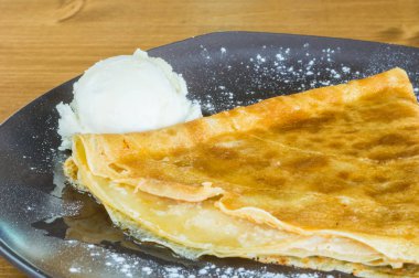 Gri tabakta bal ve dondurma ile lezzetli krep closeup 