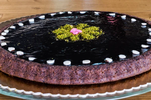 トッピングにピスタチオとチョコレート ケーキのトップ ビュー — ストック写真