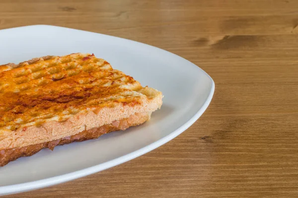 Närbild av turkiska toast, rostade smörgås med cheddarost — Stockfoto