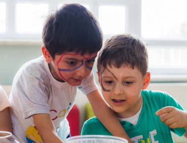 Eskişehir, Türkiye-Mayıs 05, 2017: okul öncesi çocuklar anaokulu bir hayvan gün etkinliğe katılıyor 