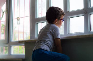 Eskişehir, Türkiye-Mayıs 05, 2017: küçük çocuk sınıfta yalnız oturuyor