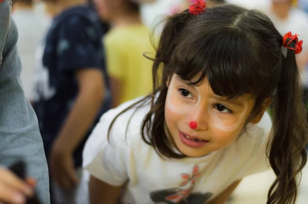 Eskisehir, Turquía - 05 de mayo de 2017: Niña preescolar con el pelo castaño disfrutando de estar con sus amigos . — Foto de Stock