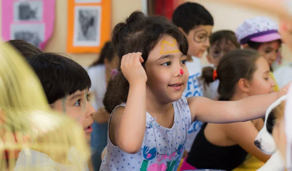 Eskisehir, Turquía - 05 de mayo de 2017: Niños en edad preescolar que asisten a un evento del día del animal en el jardín de infantes — Foto de Stock