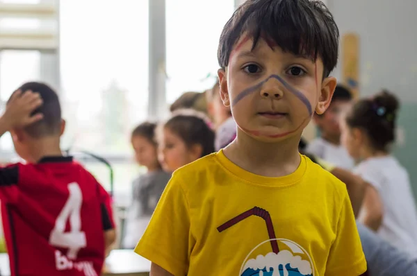 Eskisehir, Turquía - 05 de mayo de 2017: Niños en edad preescolar con la cara de color que asisten a un evento del día del animal en el jardín de infantes — Foto de Stock