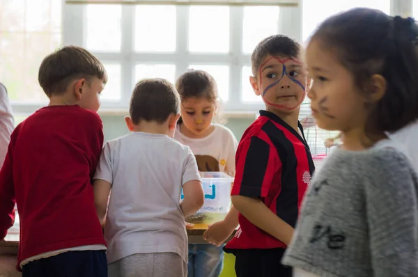 Eskisehir, Turquía - 05 de mayo de 2017: Niños en edad preescolar con la cara de color que asisten a un evento del día del animal en el jardín de infantes — Foto de Stock