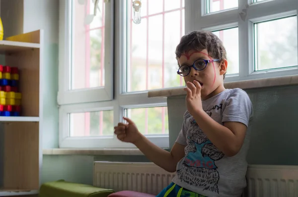 Eskisehir, Turquía - 05 de mayo de 2017: Niño pequeño sentado solo en el aula — Foto de Stock