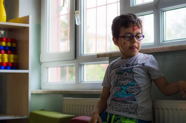 Eskisehir, Turquía - 05 de mayo de 2017: Niño pequeño sentado solo en el aula — Foto de Stock