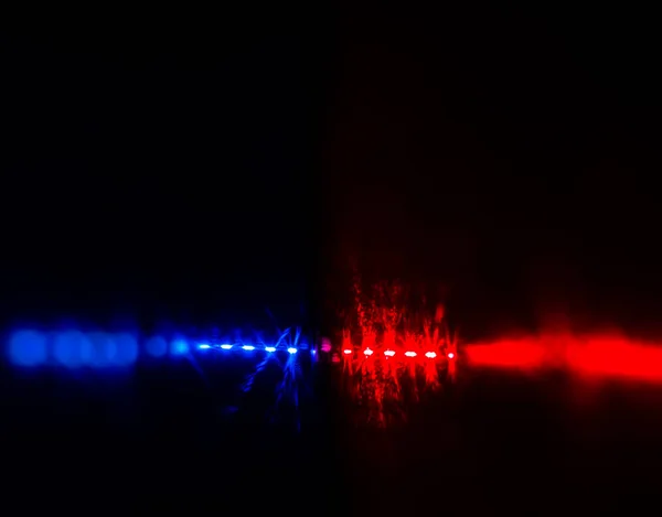 Knipperende rode en blauwe politie auto lichten in de nachttijd. — Stockfoto
