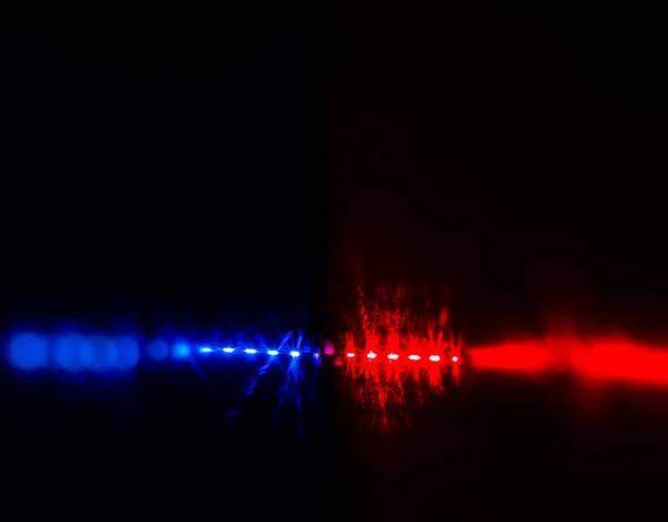 Yanıp sönen kırmızı ve mavi polis araba ışıklar gece zamanında. 