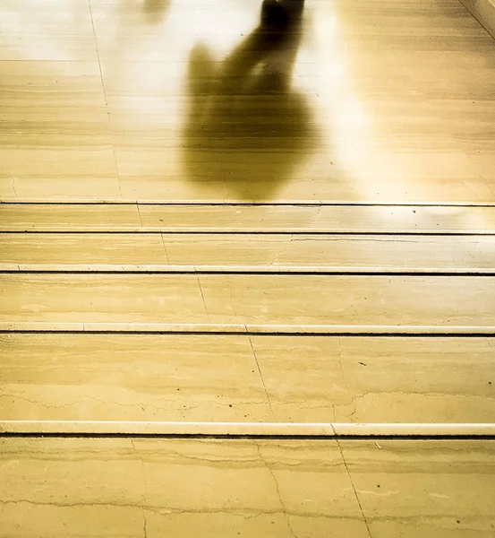 Sombra de homem caminhando pela saída no final das escadas — Fotografia de Stock