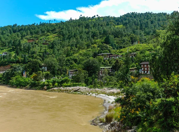 Punakha, 부탄에 강 근처 부탄 마 — 스톡 사진