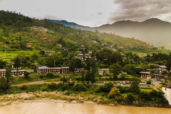 Punakha, 부탄에 강 근처 부탄 마 — 스톡 사진