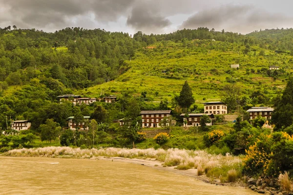 Бутанская деревня возле реки в Пунакхе, Бутан — стоковое фото