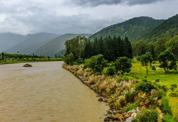 Punakha, Bhutan, Nehri yakınında Bhutan Köyü — Stok fotoğraf