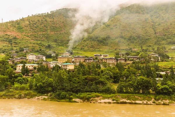 Satul Bhutanez din apropierea râului Punakha, Bhutan — Fotografie, imagine de stoc