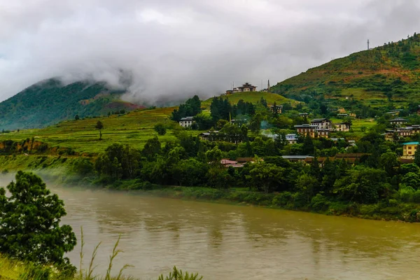 Punakha, 부탄에 강 근처 부탄 마 — 스톡 사진