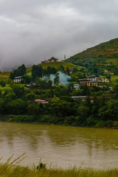 Pueblo butanés cerca del río en Punakha, Bután — Foto de Stock