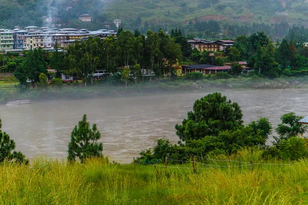 Бутанская деревня возле реки в Пунакхе, Бутан — стоковое фото
