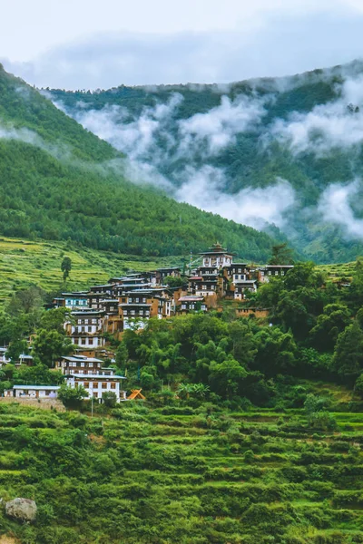 Satul Bhutanez din apropierea râului Punakha, Bhutan — Fotografie, imagine de stoc